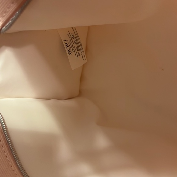 💗🩷💗🩷Dior Soft Pink Beauty Bag with Silver/White Chain Attached - Picture 9 of 15